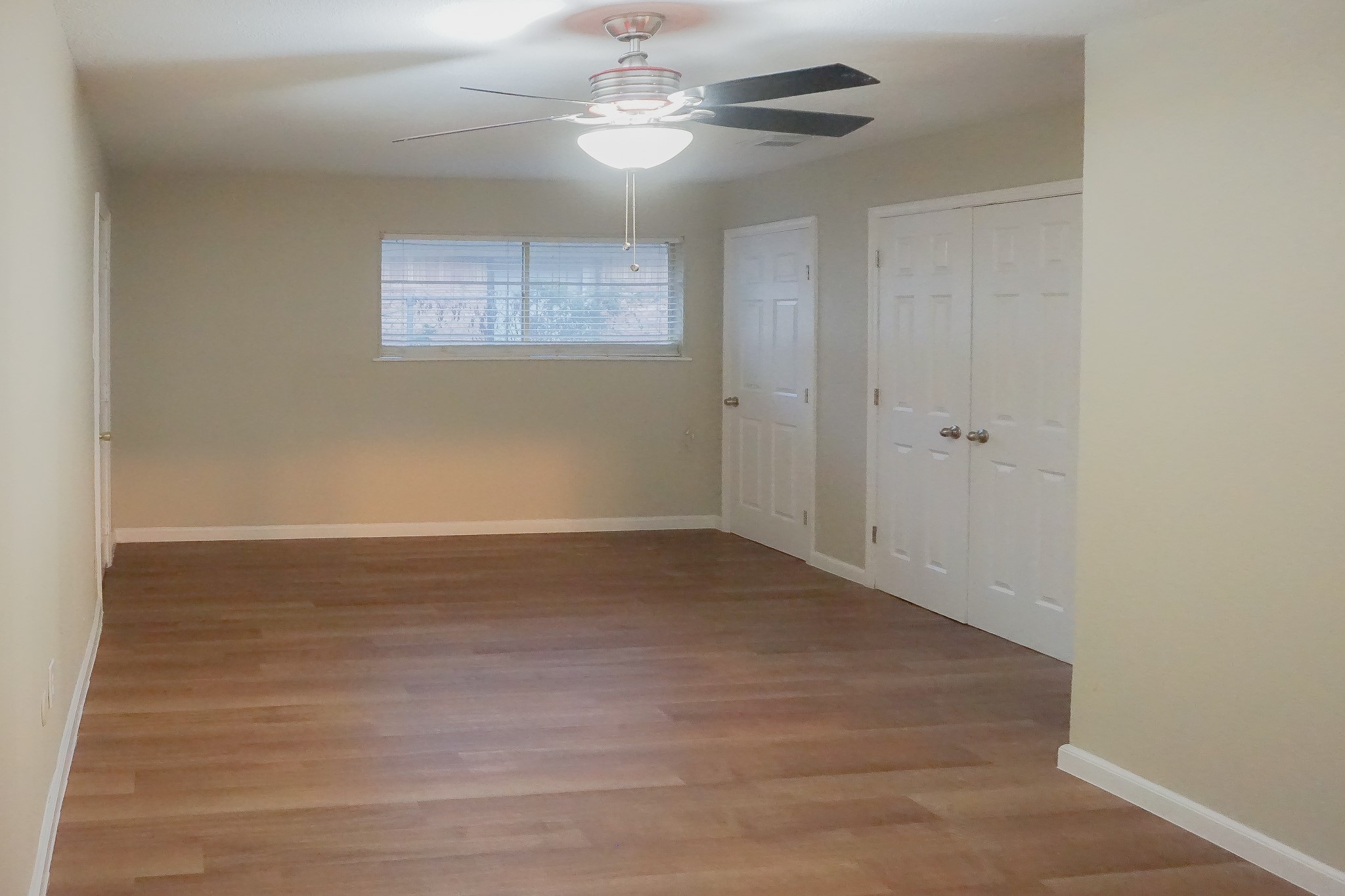 8521 Woodlyn Road Houston, TX 77028 - Photo 21 of 26 Third bedroom located off of dining room area.