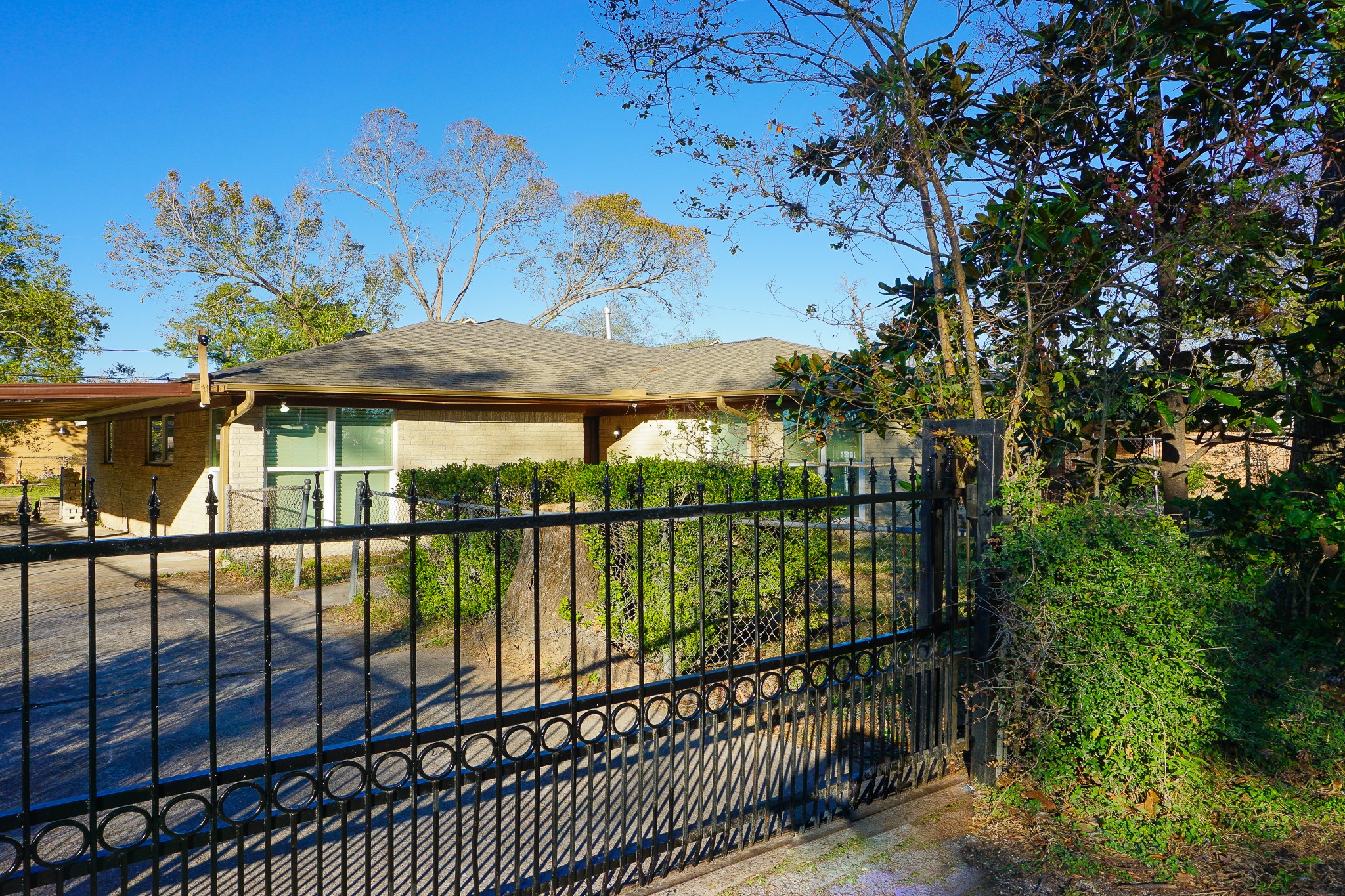 8521 Woodlyn Road Houston, TX 77028 - Photo 4 of 26 Gated and fully fenced yard.