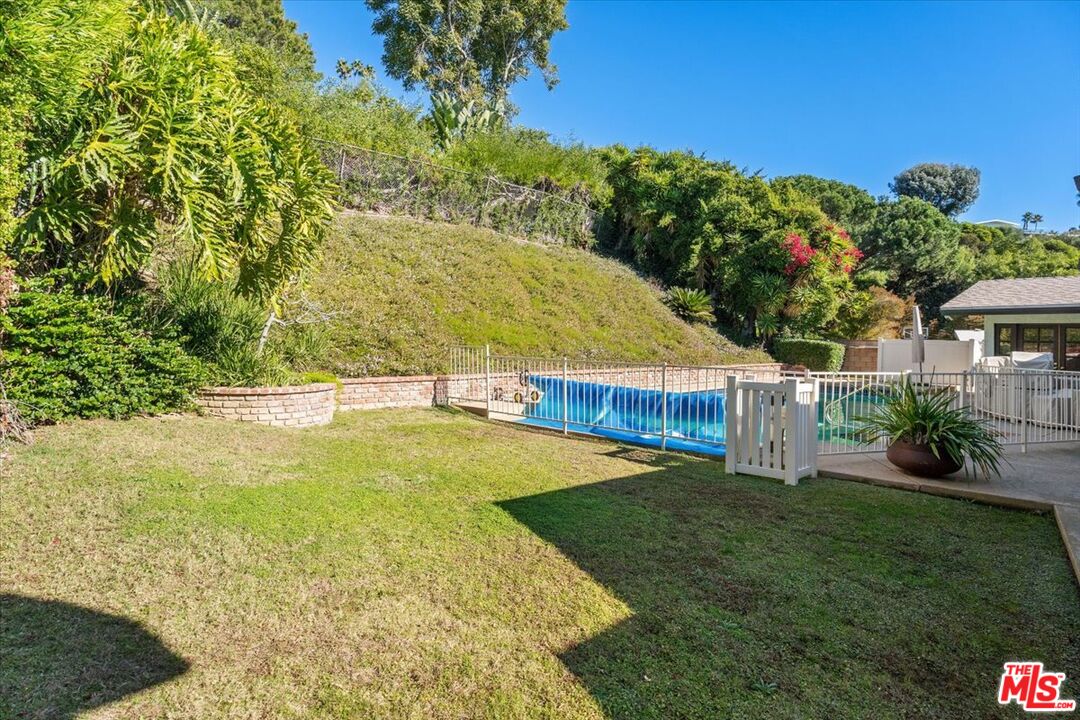 13521 Bayliss Road Los Angeles, CA 90049 - Photo 32 of 46