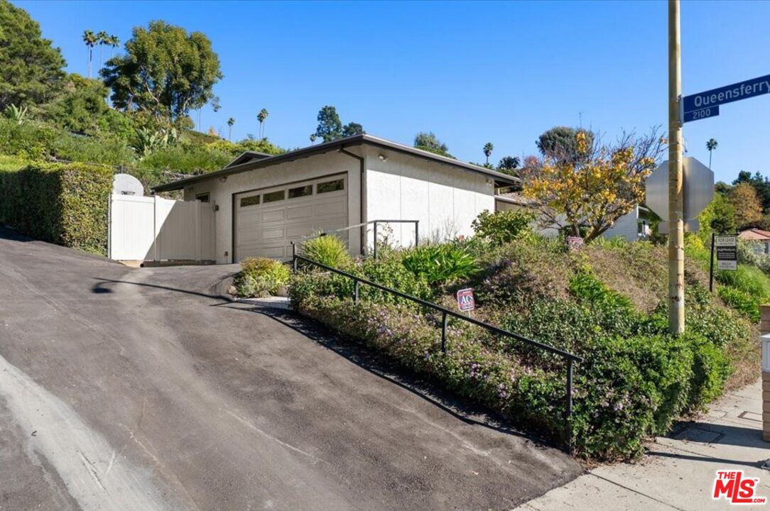 13521 Bayliss Road Los Angeles, CA 90049 - Photo 4 of 46