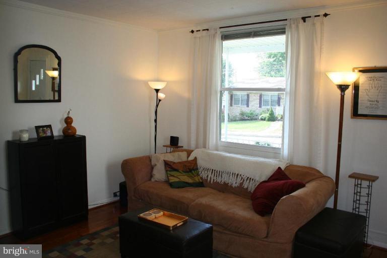 4318 Ridge Avenue Halethorpe, MD 21227 - Photo 5 of 29 Living Room