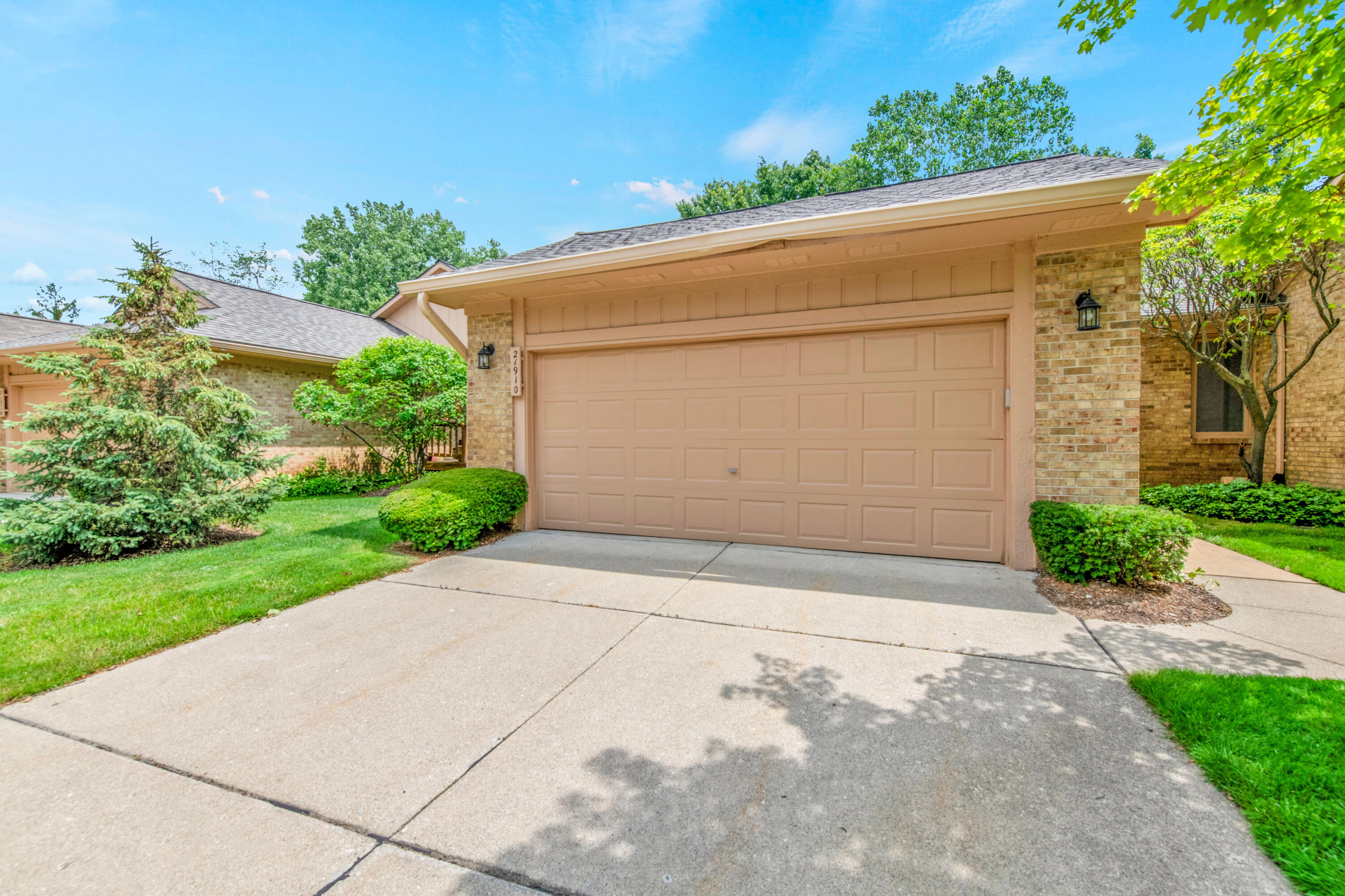 21910 River Ridge Trail Farmington, MI 48335 - Photo 2 of 30 21910 River Ridge Trail - HD Drone Phot