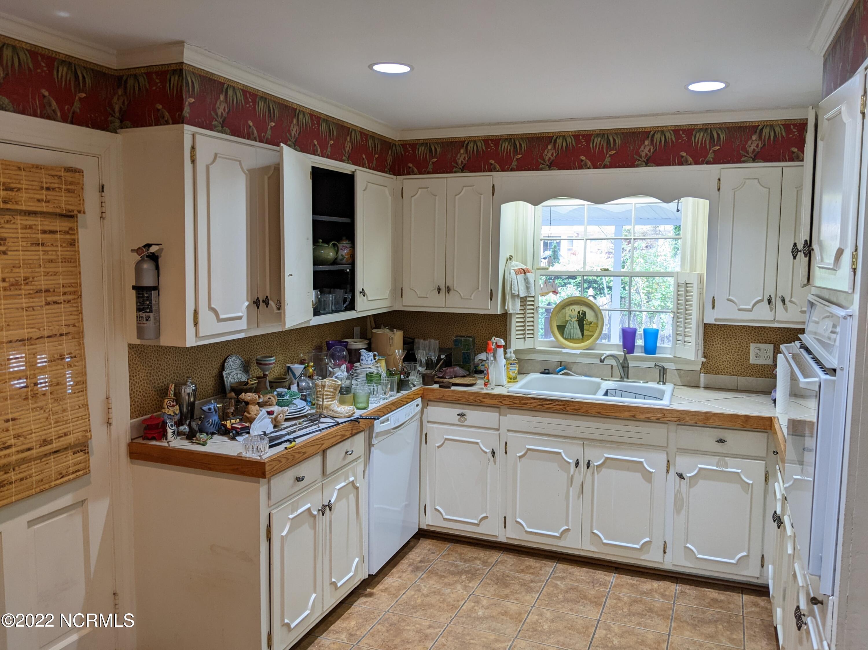 102 Crown Point Road Greenville, NC 27858 - Photo 16 of 44 Kitchen