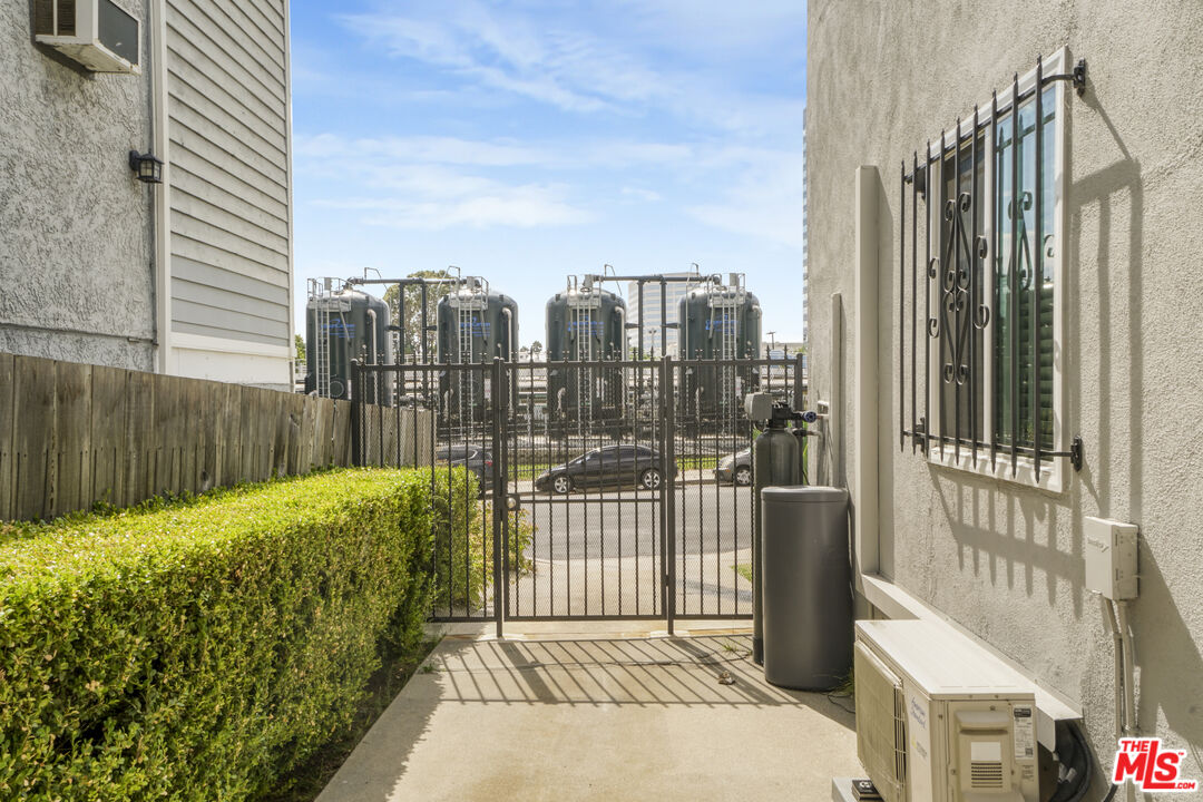 1246 South Saltair Avenue Los Angeles, CA 90025 - Photo 8 of 27 a view of a balcony with an outdoor space