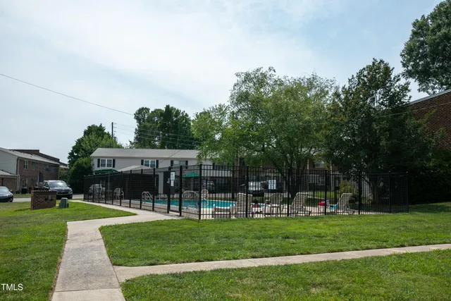 $260,000 | 1002 Willow Drive, Unit 107, Chapel Hill, NC 27514