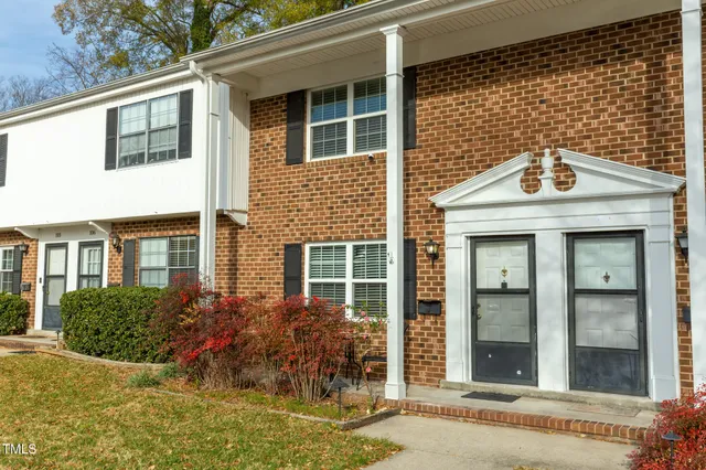 $260,000 | 1002 Willow Drive, Unit 107, Chapel Hill, NC 27514