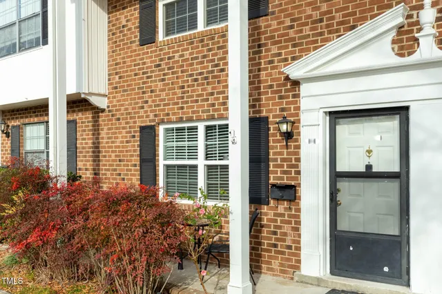 $260,000 | 1002 Willow Drive, Unit 107, Chapel Hill, NC 27514