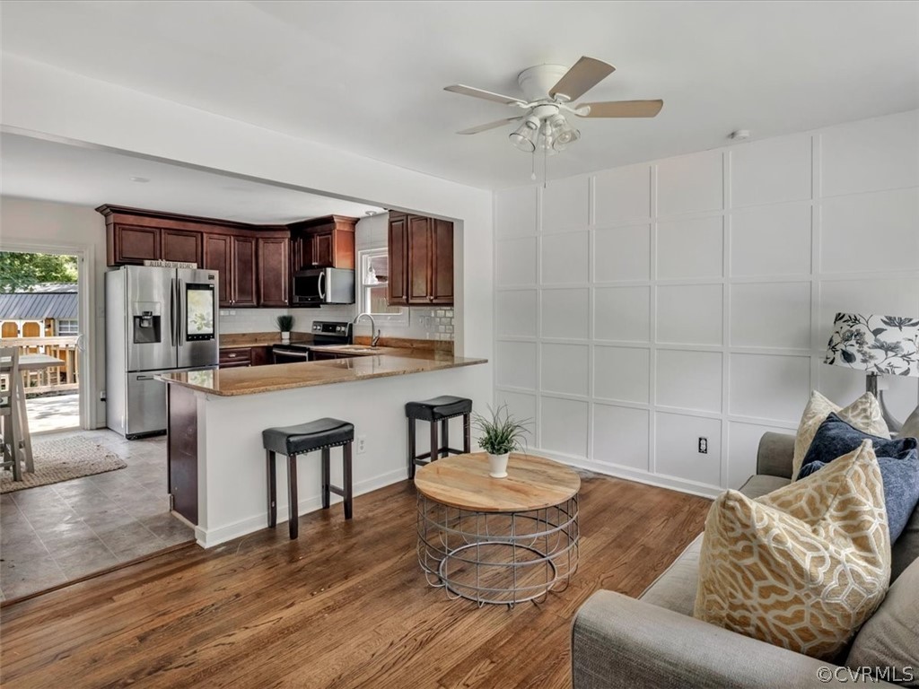 9501 Krause Road Chesterfield, VA 23832 - Photo 4 of 28 a living room with stainless steel appliances kitchen island granite countertop furniture and a kitchen view