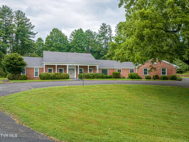$400,000 | 220 McGuire Lane, Cedar Bluff, VA 24609