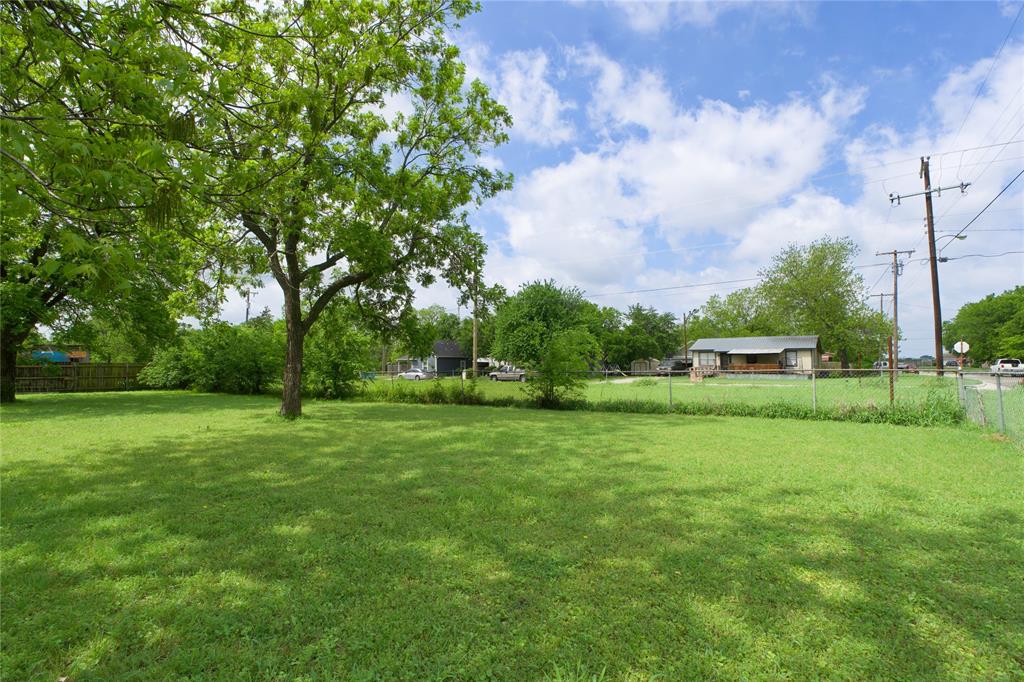 714 Potter Street Gainesville, TX 76240 - Photo 5 of 12 The property offers an expansive grassy yard with mature trees