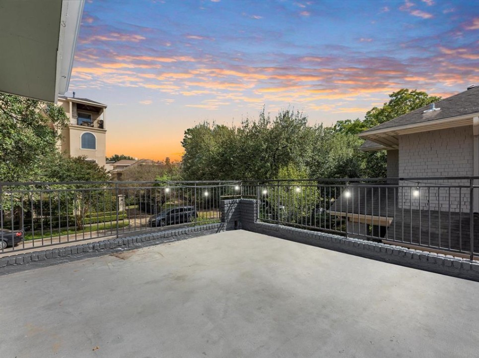 705 Harold Street, Unit 1 Houston, TX 77006 - Photo 4 of 16 a view of balcony with ocean view