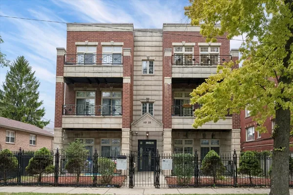 $409,900 | 4932 North Harding Avenue, Unit 3N, Chicago, IL 60625