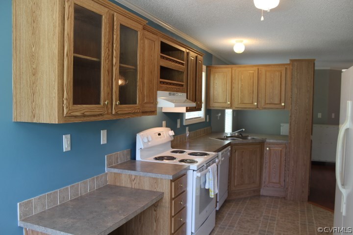 403 John Randolph Road Farmville, VA 23901 - Photo 4 of 23 a kitchen with a stove and a refrigerator