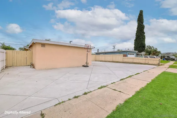 a view of a backyard