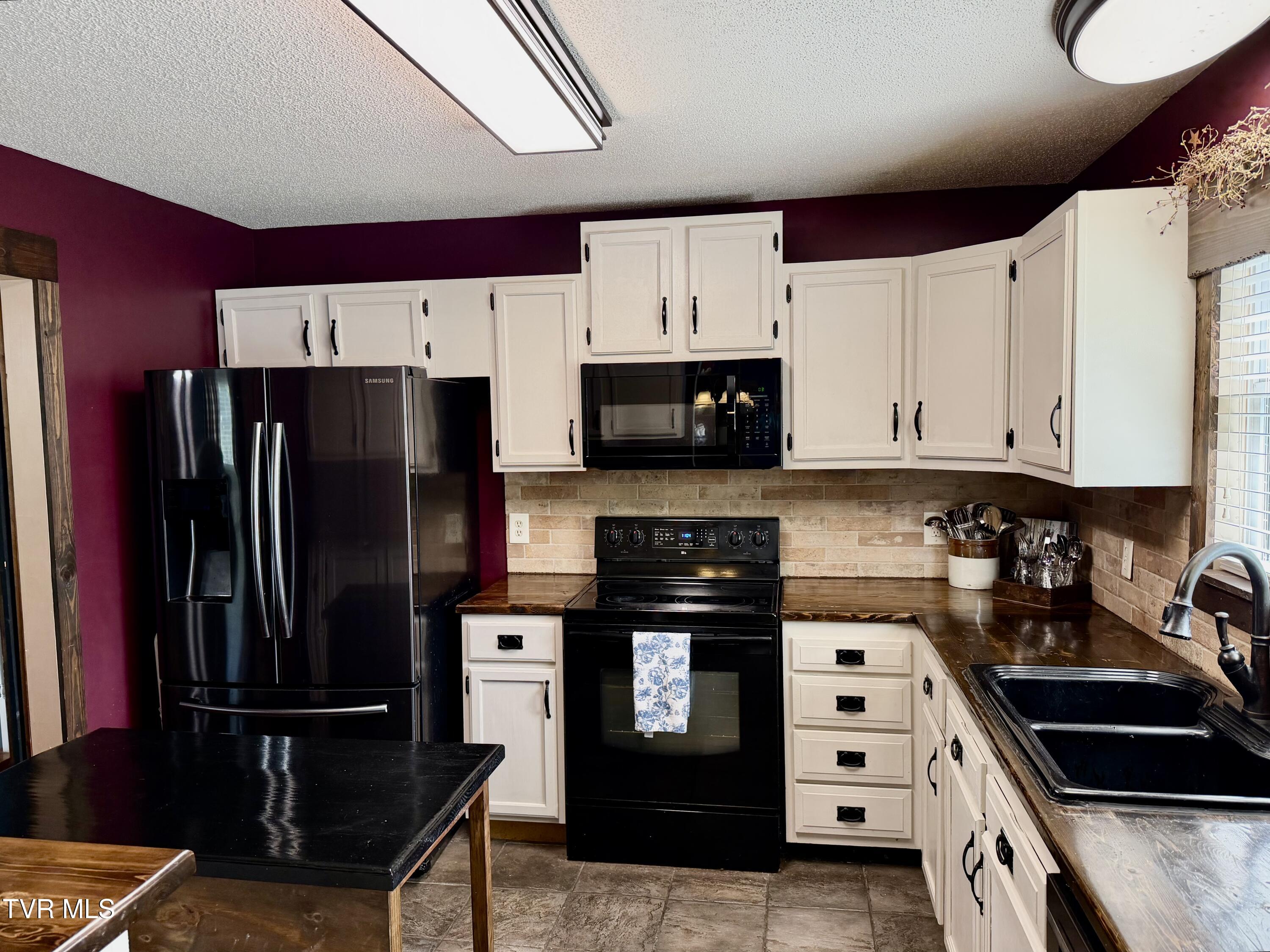 277 Nevada Street Bristol, VA 24201 - Photo 11 of 31 IMG_1349