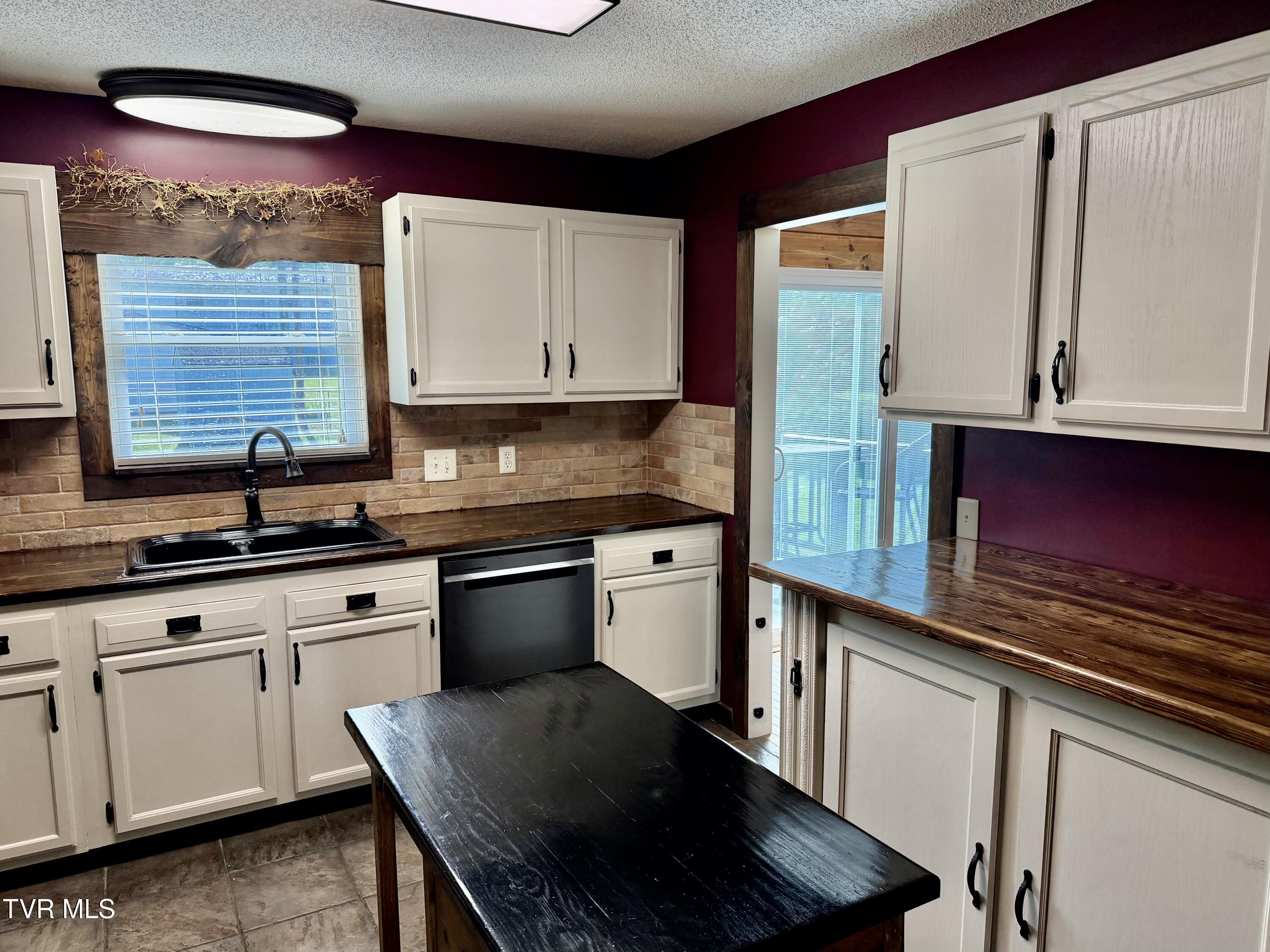 277 Nevada Street Bristol, VA 24201 - Photo 15 of 31 IMG_1345