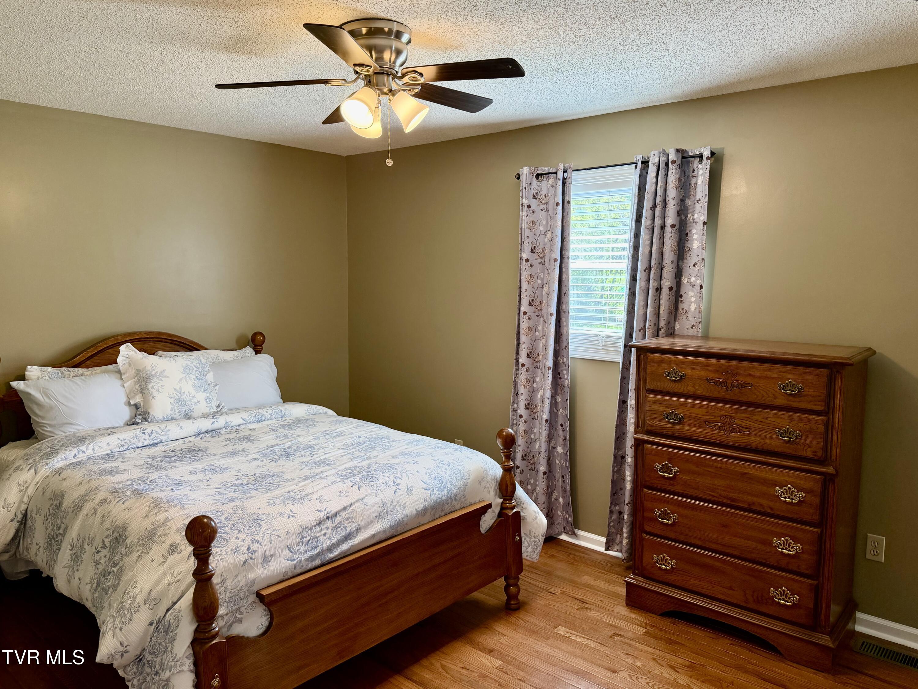 277 Nevada Street Bristol, VA 24201 - Photo 23 of 31 IMG_1358