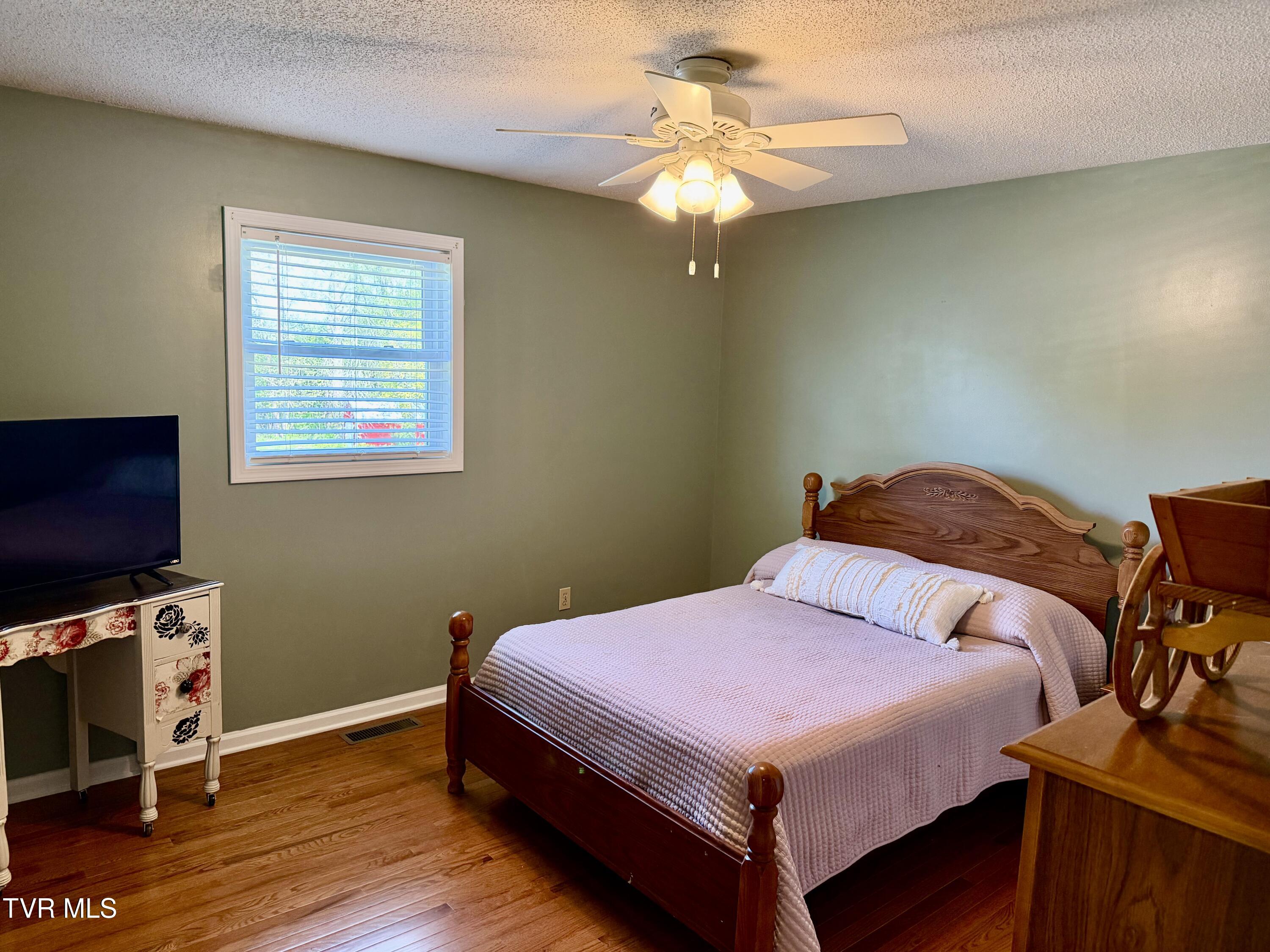 277 Nevada Street Bristol, VA 24201 - Photo 24 of 31 IMG_1359