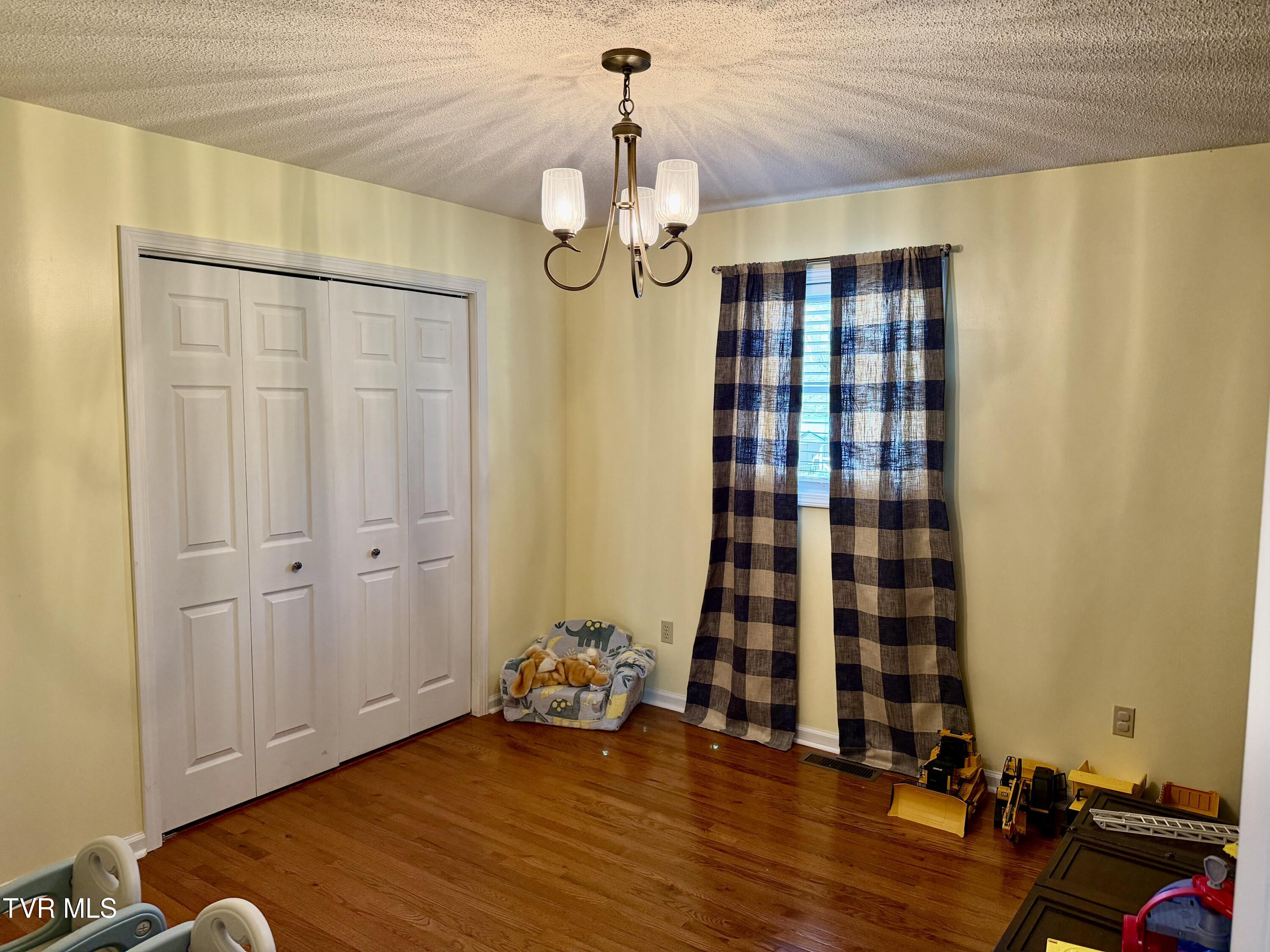 277 Nevada Street Bristol, VA 24201 - Photo 25 of 31 IMG_1360