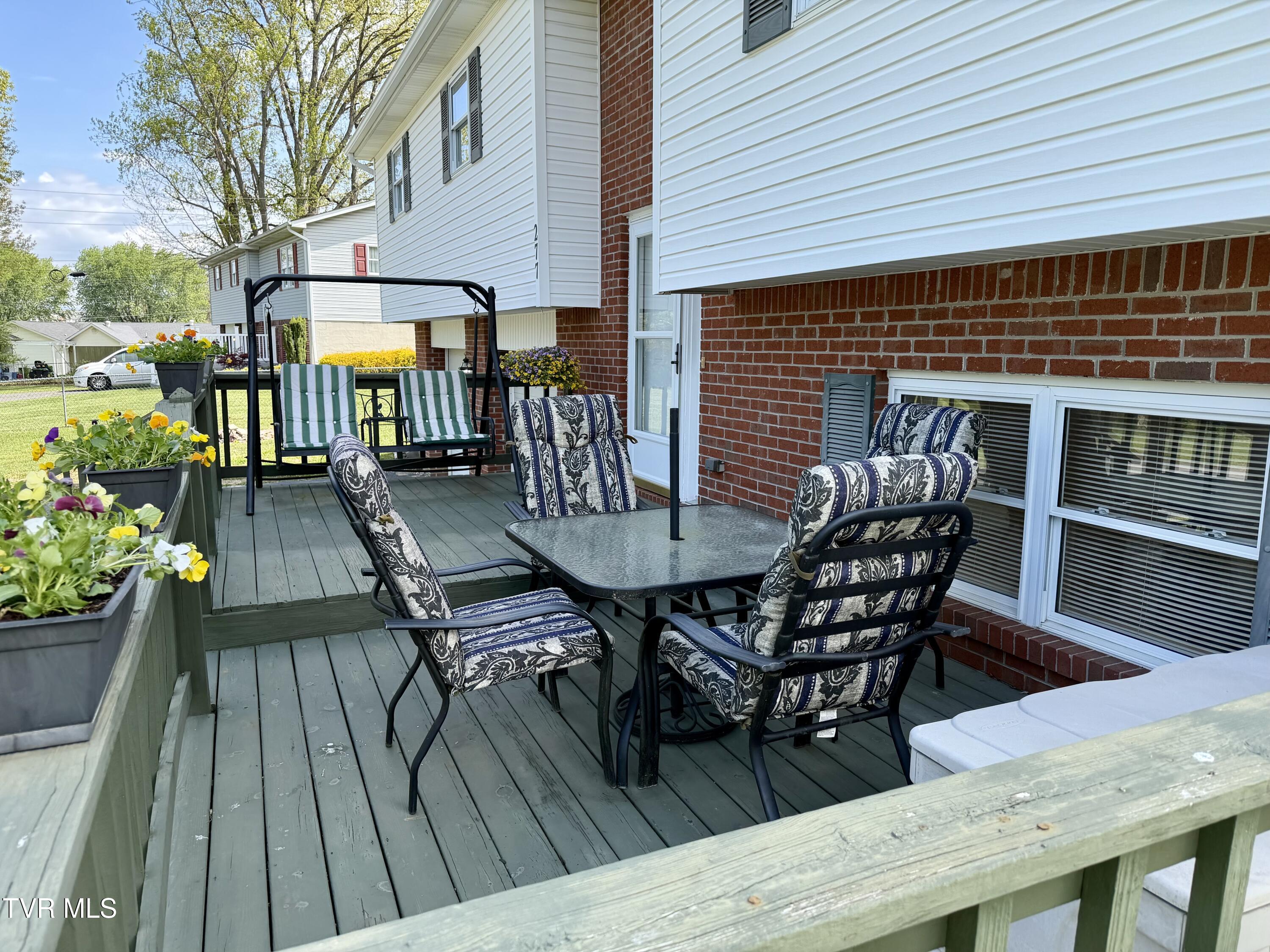 277 Nevada Street Bristol, VA 24201 - Photo 5 of 31 IMG_1338