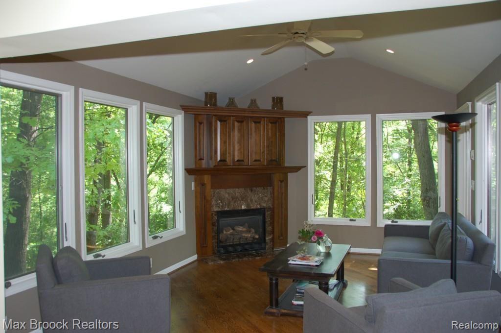 4745 Gallagher Road Rochester, MI 48306 - Photo 12 of 38 Family Room