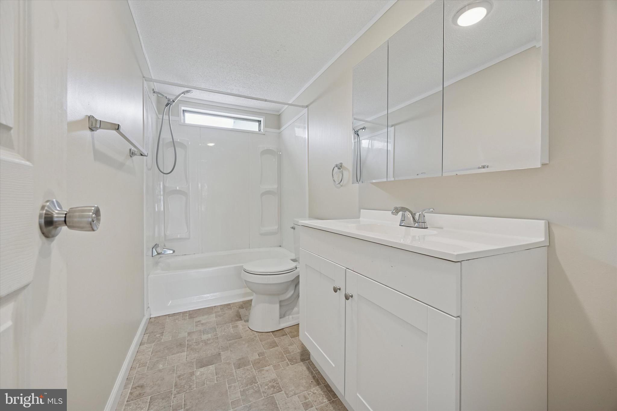 528 Vincent Lane, Unit 103 Bear, DE 19701 - Photo 13 of 16 Hall Full Bathroom