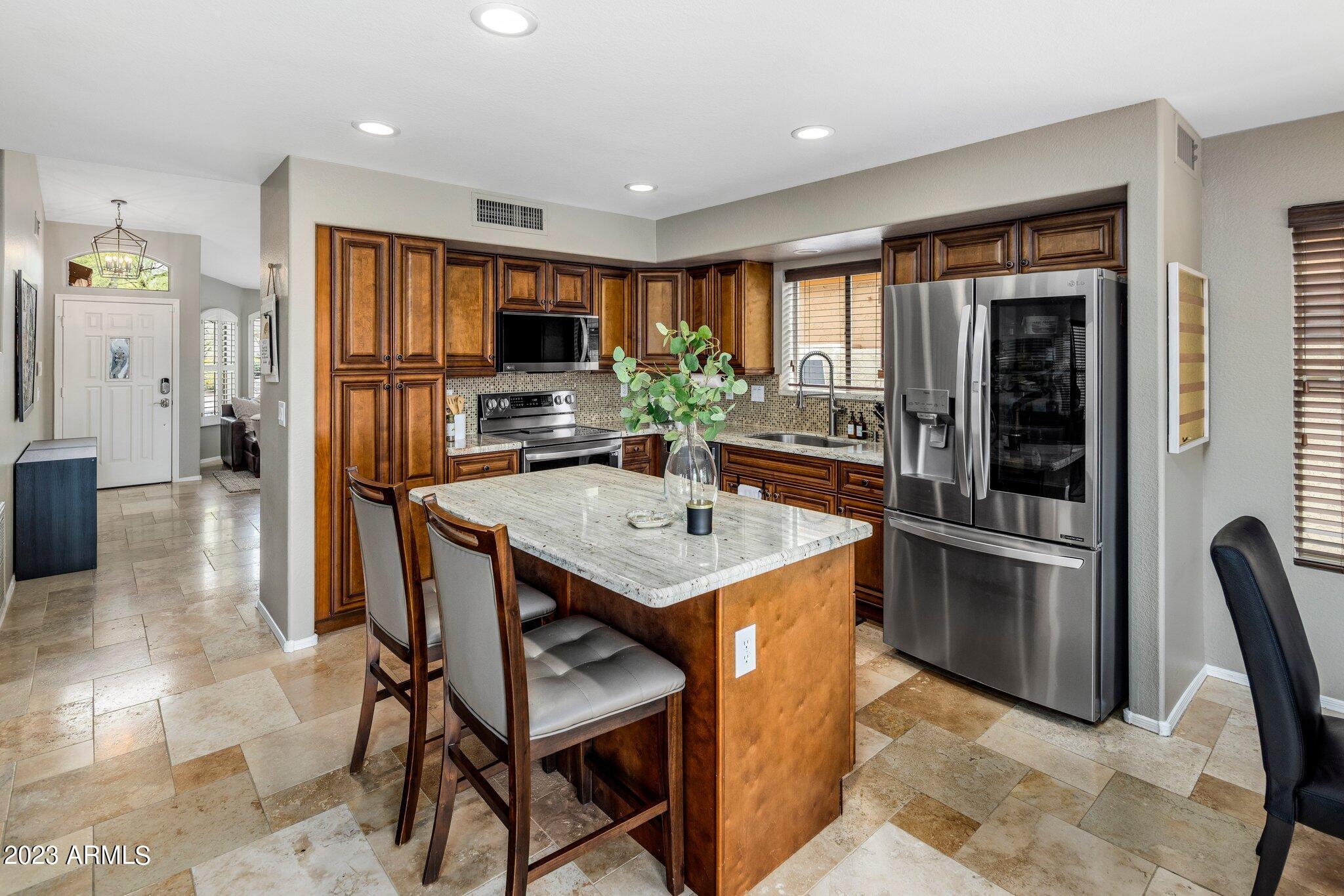 4527 East Gatewood Road Phoenix, AZ 85050 - Photo 9 of 33 Beautifully Upgrade Kitchen