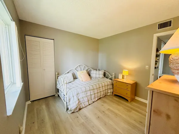 $1,600 | 408 Pine Glen Lane, Unit C2, Greenacres, FL 33463