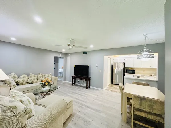 $1,600 | 408 Pine Glen Lane, Unit C2, Greenacres, FL 33463