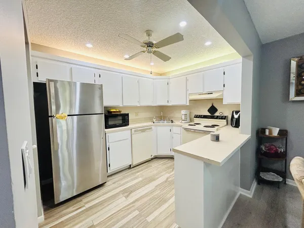 $1,600 | 408 Pine Glen Lane, Unit C2, Greenacres, FL 33463