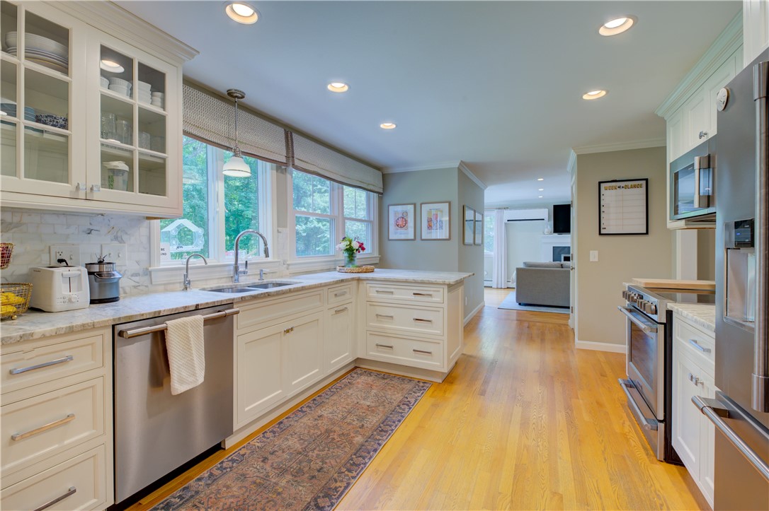 22 Pinetop Road Barrington, RI 02806 - Photo 14 of 40