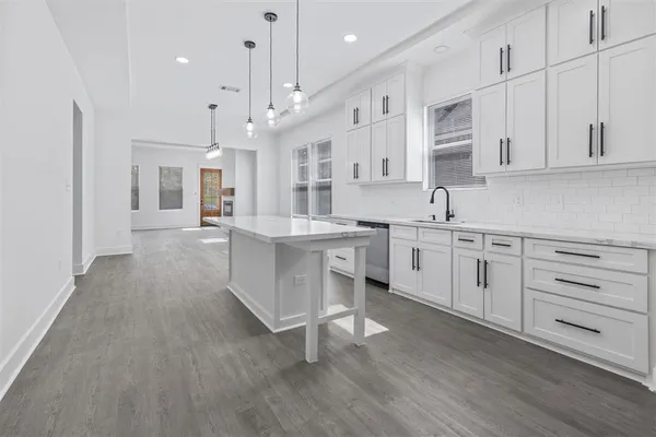 $2,700 | 1749 Pelican Drive, Westlake, LA 70669