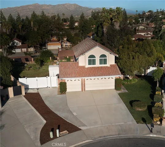 a view of a house with backyard and sitting area