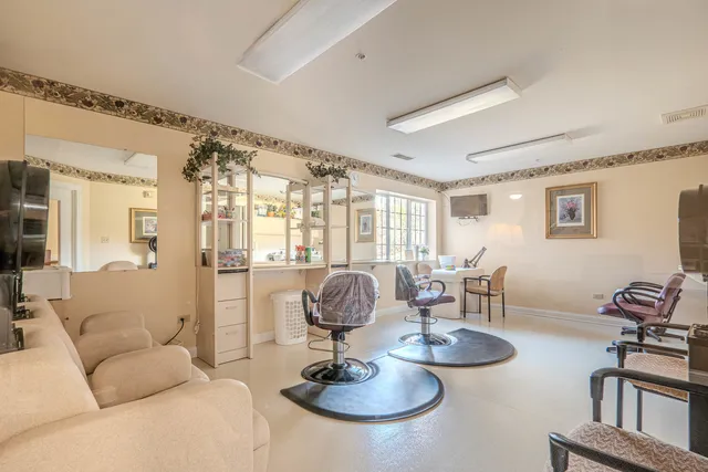 $800 | 801 North McLean Boulevard, Unit 320, Elgin, IL 60123