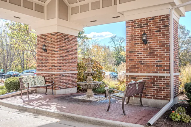 $800 | 801 North McLean Boulevard, Unit 320, Elgin, IL 60123