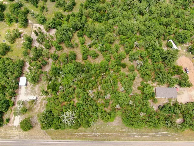 a view of a yard with pathway