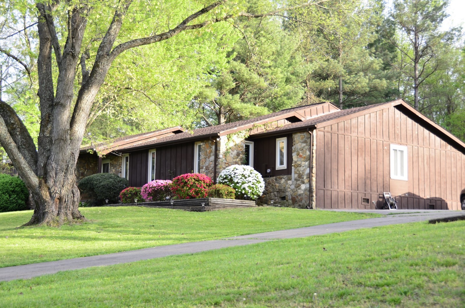 200 Dean Road Clarksville, TN 37040 - Photo 1 of 5 a front view of a house with garden
