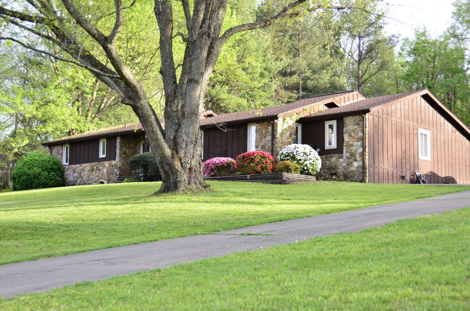 200 Dean Road Clarksville, TN 37040 - Photo 4 of 5 a front view of a house with garden