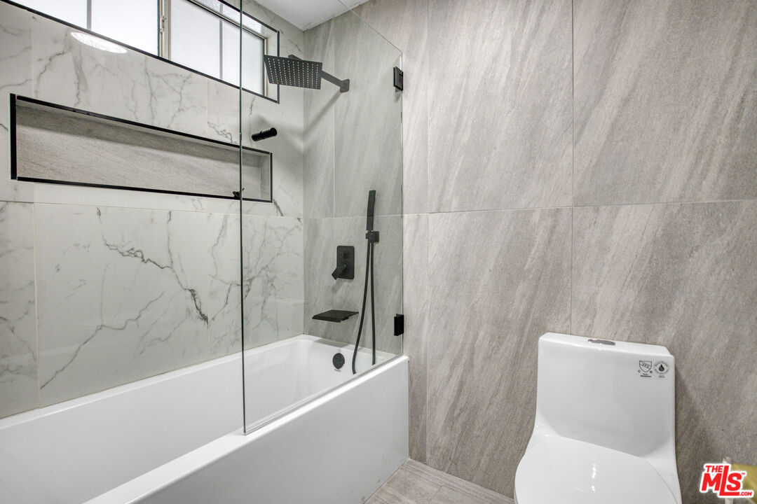 19668 Pine Valley Way Porter Ranch, CA 91326 - Photo 33 of 52 a bathroom with a toilet and a bathtub