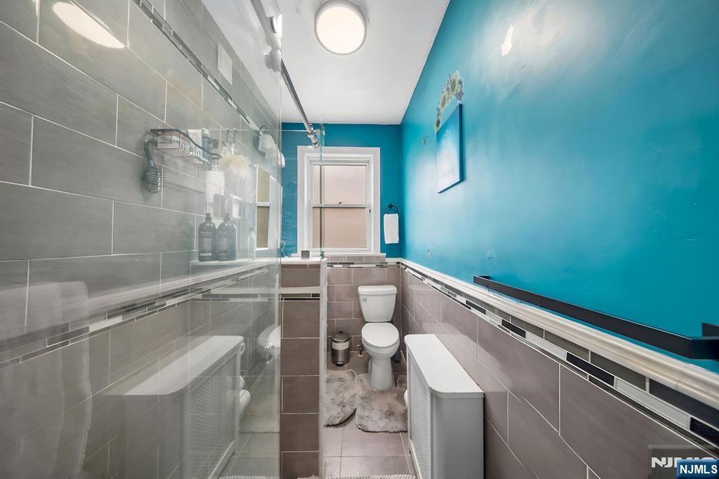 409 Hamilton Street Harrison, NJ 07029 - Photo 16 of 44 a bathroom with a tub and sink