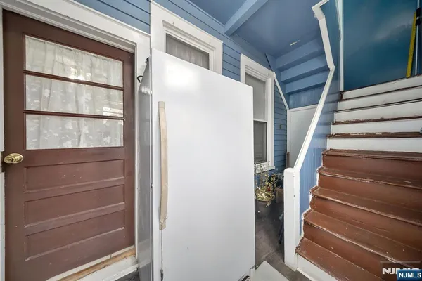 a view of entryway with a front door