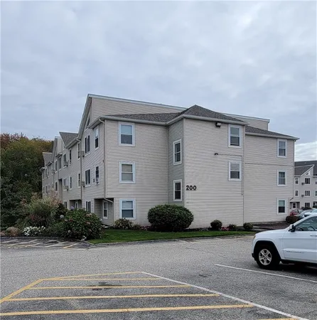 $1,900 | 200 Woodlawn Avenue, Unit 207, North Providence, RI 02904