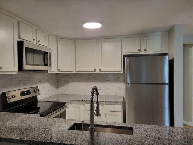 $1,900 | 200 Woodlawn Avenue, Unit 207, North Providence, RI 02904