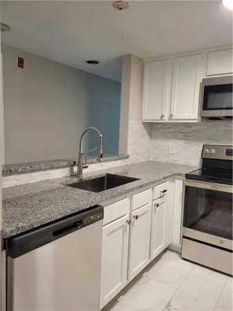 $1,900 | 200 Woodlawn Avenue, Unit 207, North Providence, RI 02904
