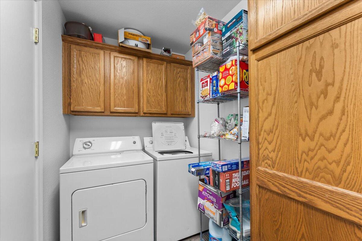 726 Stonebriar Trail Redding, CA 96003 - Photo 13 of 26 a utility room with dryer and washer