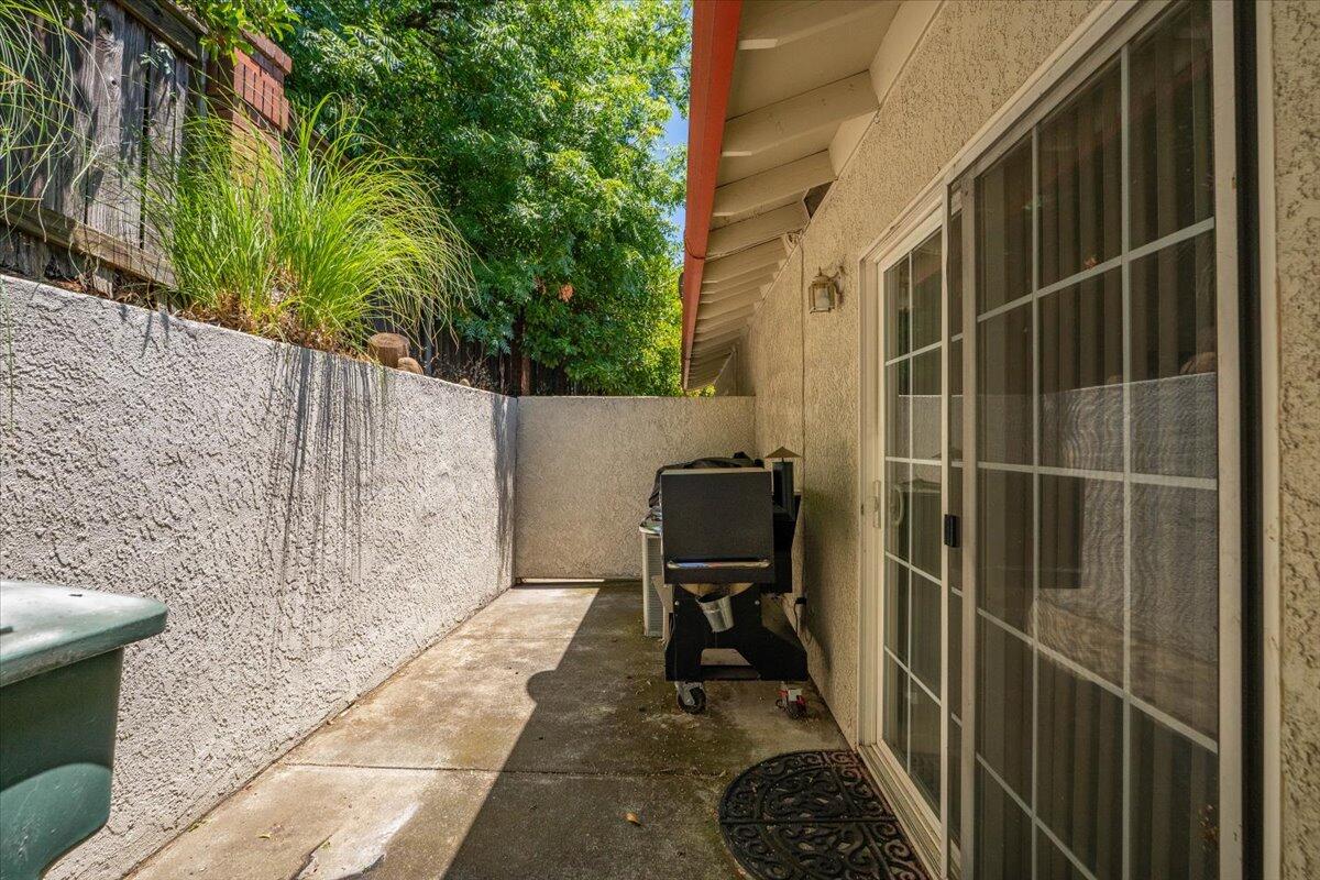 726 Stonebriar Trail Redding, CA 96003 - Photo 20 of 26 a view of balcony with furniture
