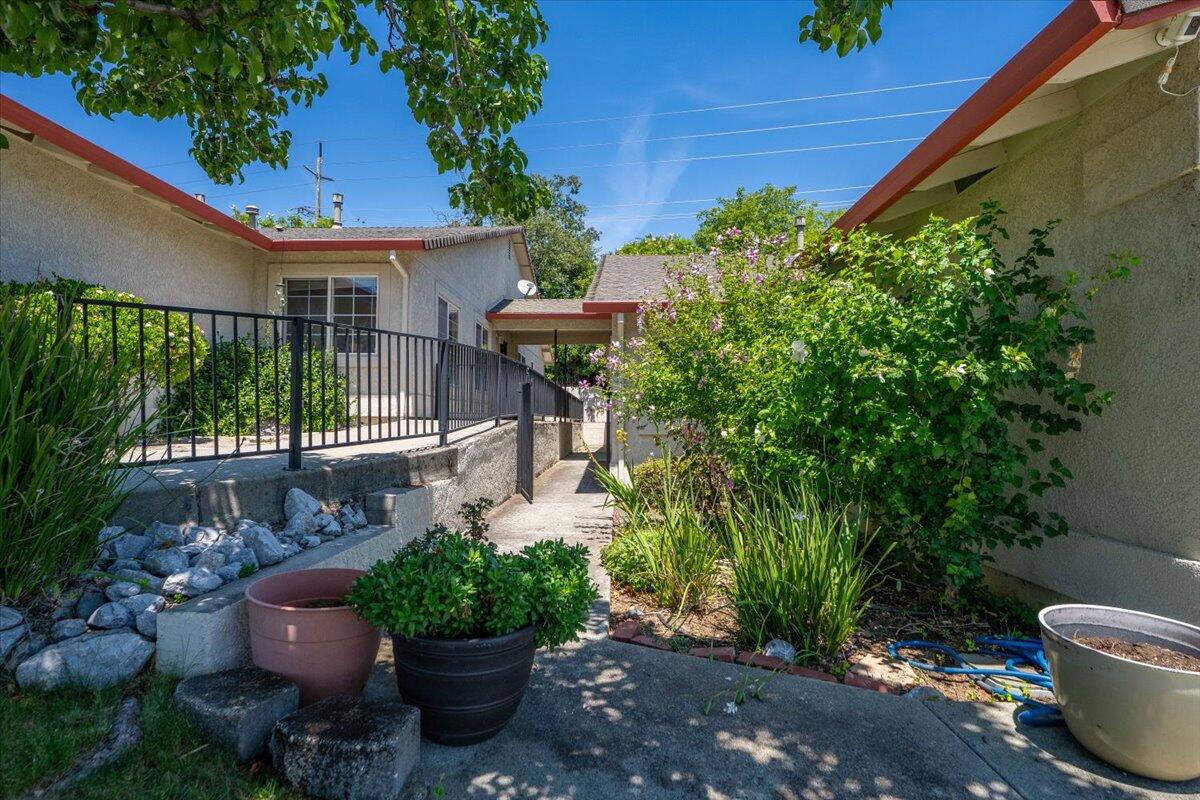 726 Stonebriar Trail Redding, CA 96003 - Photo 4 of 26 a view of a backyard with plants and a patio