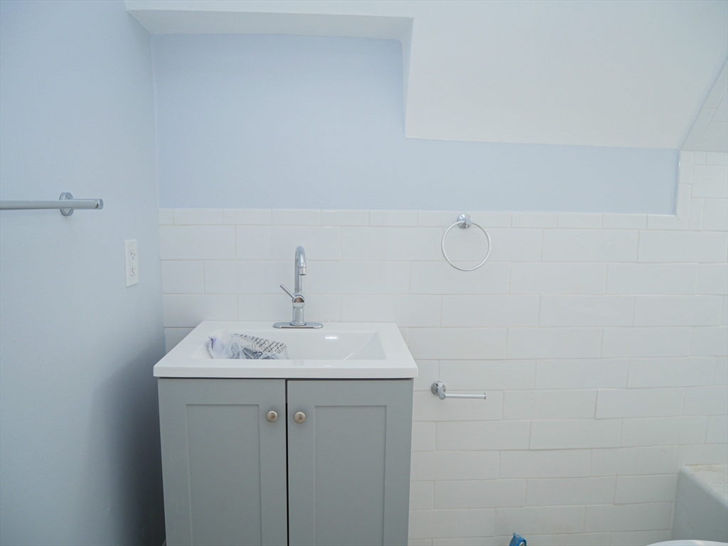 25 Garrison Road, Unit 4 Brookline, MA 02445 - Photo 8 of 8