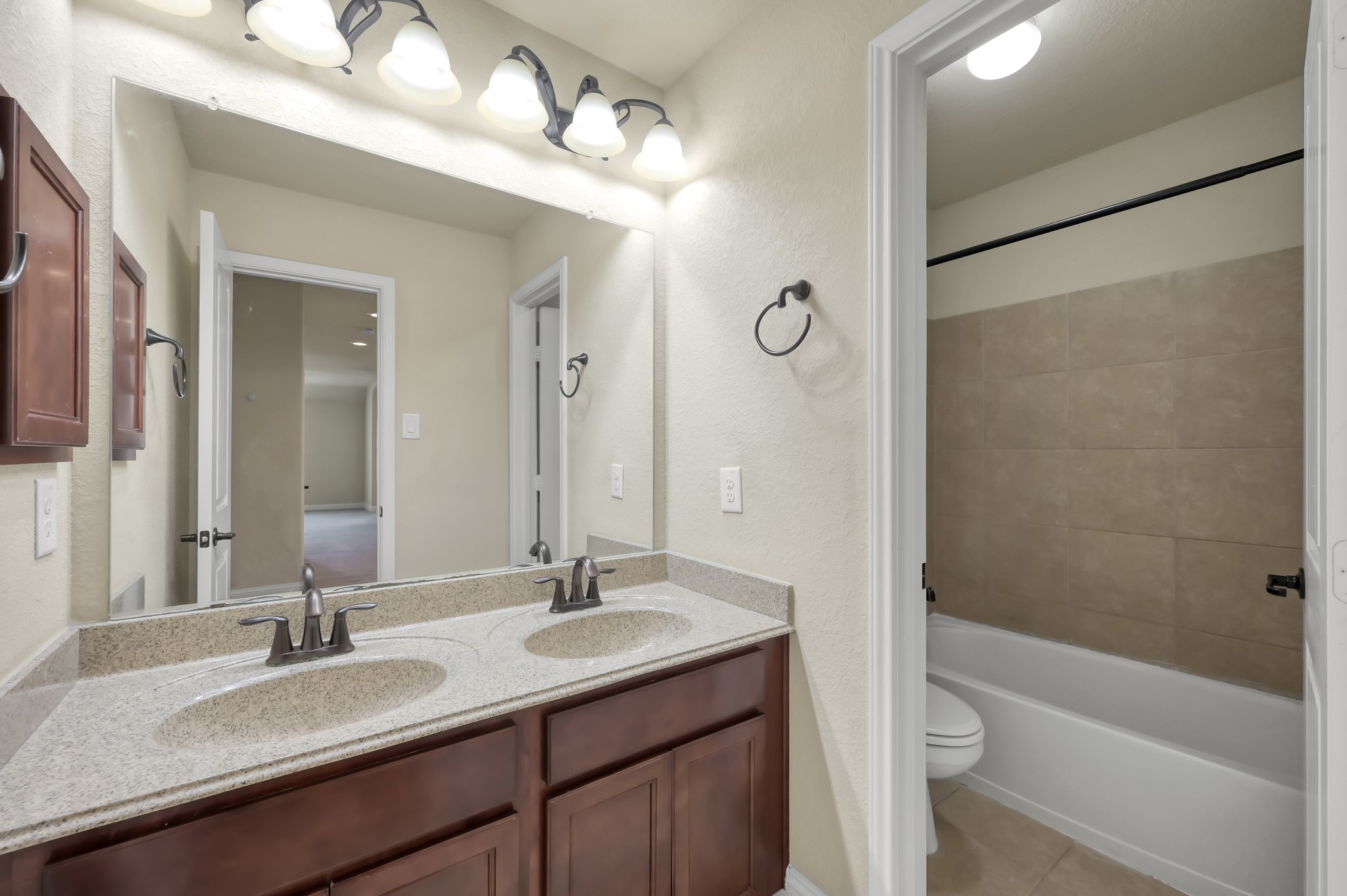 23 Rancher's Trail Tomball, TX 77375 - Photo 33 of 40 Secondary bath upstairs with two sinks.