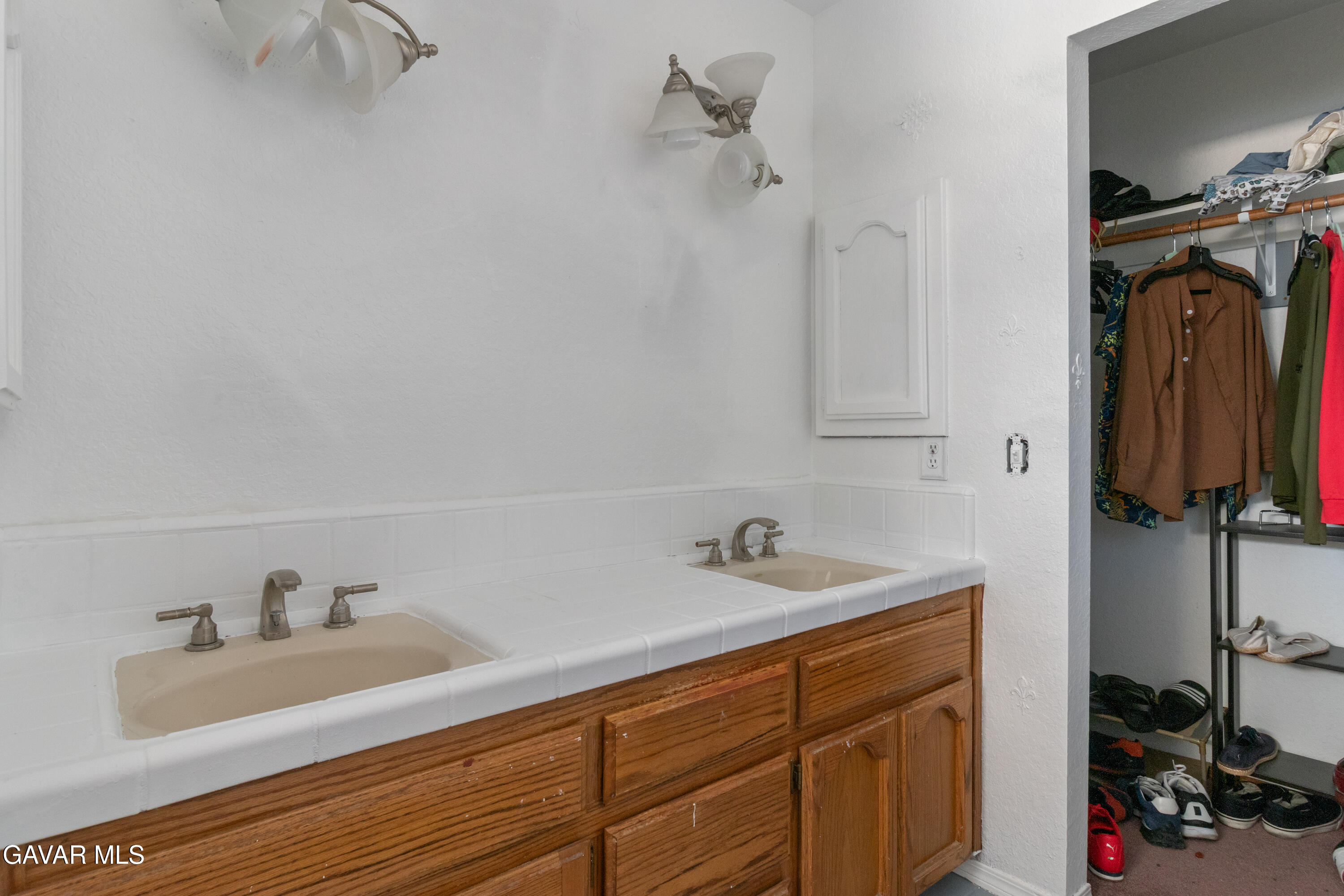 3735 Paula Lancaster, CA 93535 - Photo 30 of 54 Bathroom primary-2